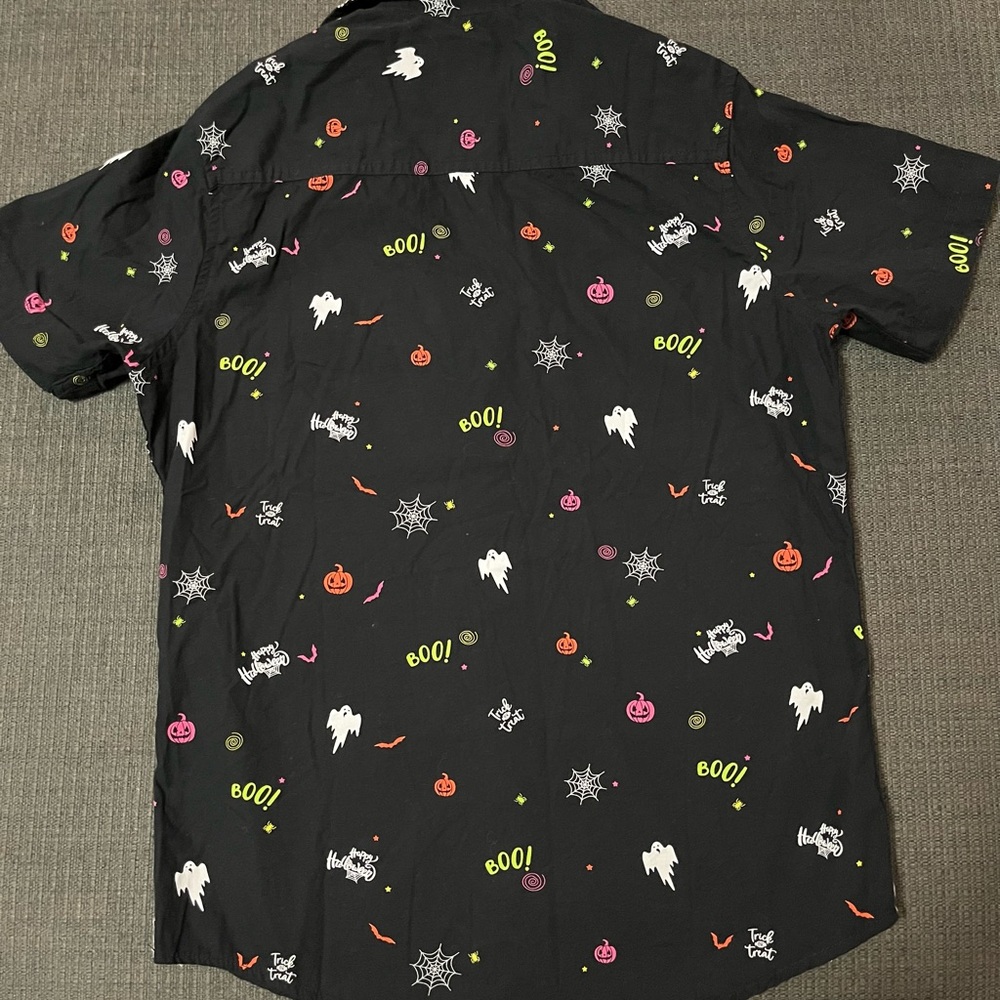 Free Planet Men’s Short Sleeve Button Halloween Shirt Size Small - Picture 2 of 2